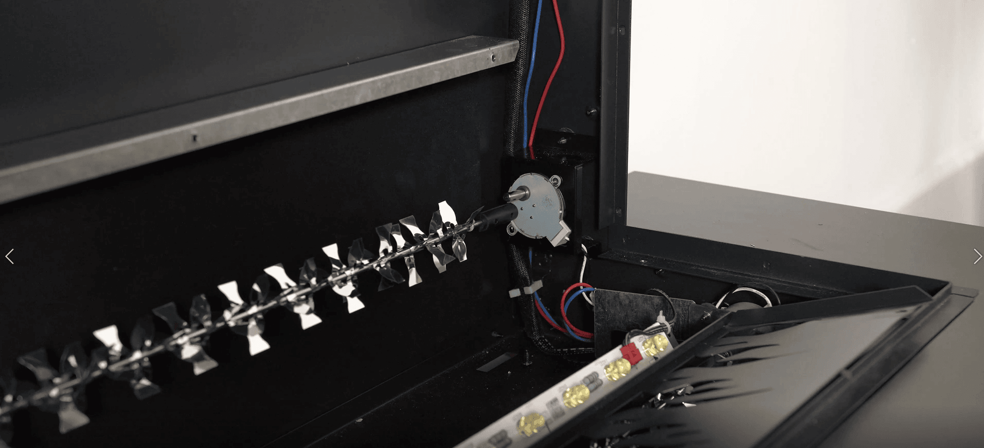 Het vervangen van de motor van het vlammenspel